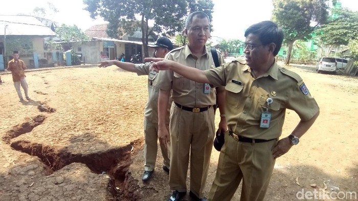 Pemkot Depok Tinjau Tanah Terbelah, Imbau Warga Tetap Tenang
