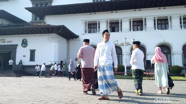 Peringati Hari Santri, ASN Pemprov Jabar Sarungan Saat Apel Pagi