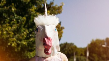 Posisi ketiga ada Unicorn, meski Halloween identik menyeramkan namun ada juga lho kostum lucu seperti ini cocok untuk anak-anak & wanita. (Foto: Photo by Andrea Tummons on Unsplash)