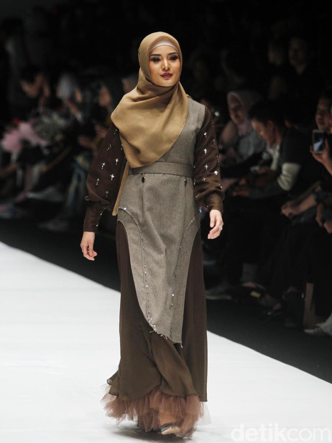 Setelah Dewi Sandra, ada Anindia Yandirest Ayunda atau populer disebut Nindy tampil anggun memakai busana syari karya Zaskia Sungkar dan Shireen Sungkar. Koleksi busananya itu berada di bawah label fashion Zashi. (Foto: Mohammad Abduh/Wolipop)