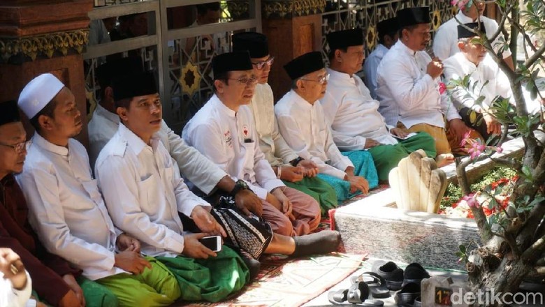 Prabowo-Sandiaga Napak Tilas Resolusi Jihad ke Makam Pendiri NU Prabowo-Sandiaga Napak Tilas Resolusi Jihad ke Makam Pendiri NU