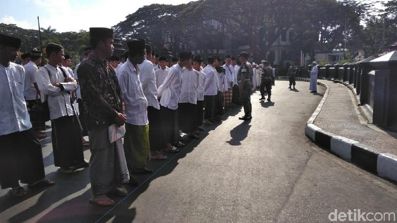 Apel Besar Hari Santri, Pegawai Pemkot Malang Sarungan Apel Besar Hari Santri, Pegawai Pemkot Malang Sarungan