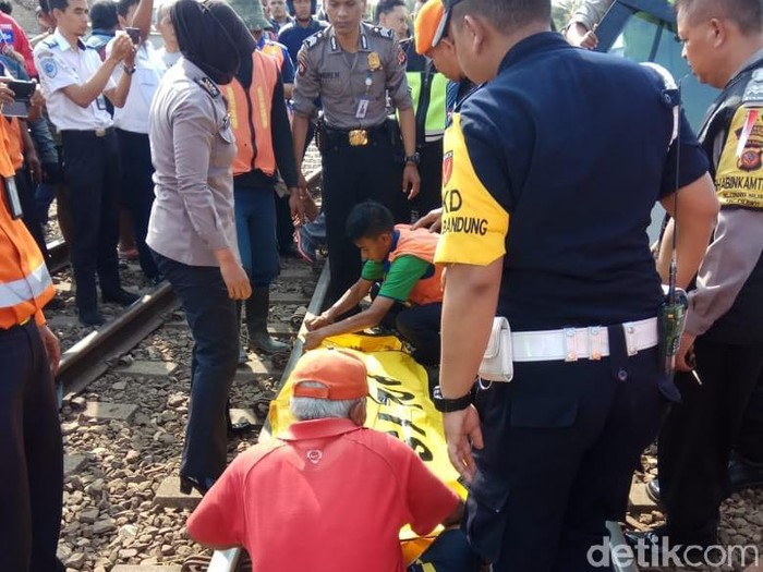 Mobil Terseret Kereta di Bandung, Pengemudi Perempuan Tewas