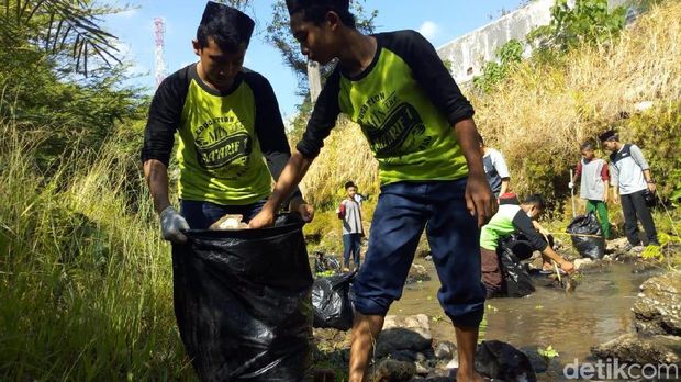 Salut, Ratusan Santri di Ponorogo Bersihkan Sampah di Sungai