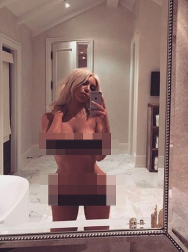 When youre like I have nothing to wear LOL, begitu Kim memberi keterangan pada foto selfie telanjang ini. Sejumlah selebriti seperti Chloe Moretz dan Bette Midler pun mengkritik Kim. Menurut mereka, selfie tersebut terlalu senonoh. Foto: Instagram