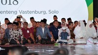Lewat Instagram, Jokowi menceritakan bagaimana Jan Ethes berbaur di Apel Akbar Santri Nusantara itu. Ia menikmati keteduhan berbaur di tengah para santri dari seluruh Indonesia yang bersama-sama melantunkan salawat, juga mendengarkan alunan musik dan lagu religi, kata Jokowi (Foto: Kris - Biro Pers Setpres)