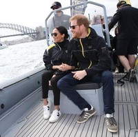 Belum banyak orang mengetahui Veja hingga Meghan Markle memakainya di sela tur Australia dan Selandia Baru bersama Pangeran Harry Oktober lalu. Modelnya yang simpel dan material ramah lingkungan menjadi daya tarik tersendiri dari sepatu keluaran brand asal Prancis tersebut. (Foto: Ist.)