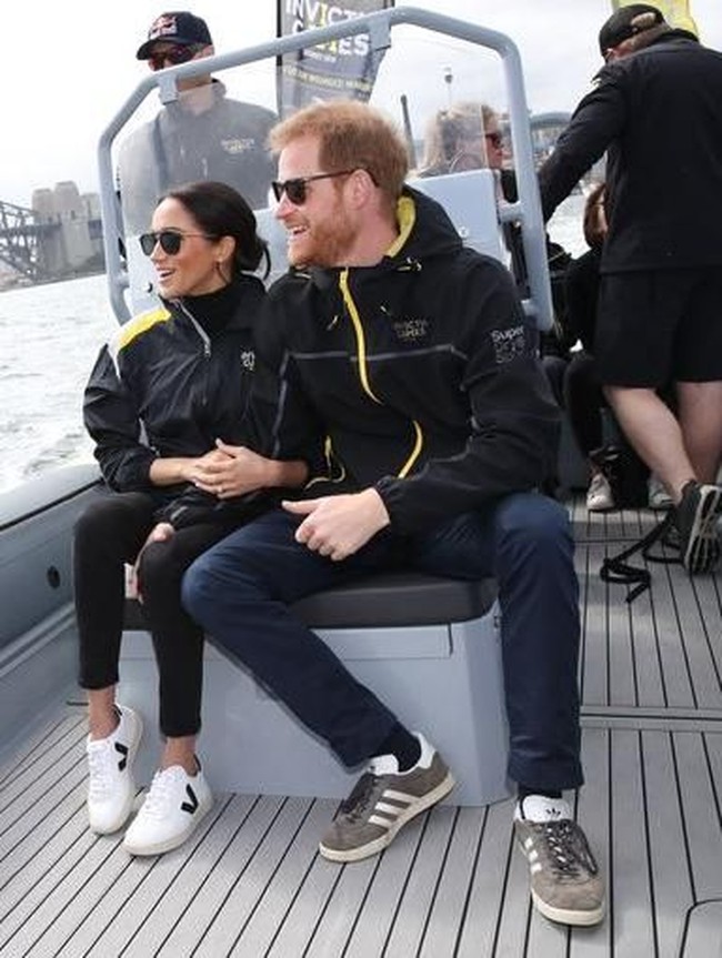 Belum banyak orang mengetahui Veja hingga Meghan Markle memakainya di sela tur Australia dan Selandia Baru bersama Pangeran Harry Oktober lalu. Modelnya yang simpel dan material ramah lingkungan menjadi daya tarik tersendiri dari sepatu keluaran brand asal Prancis tersebut. (Foto: Ist.)