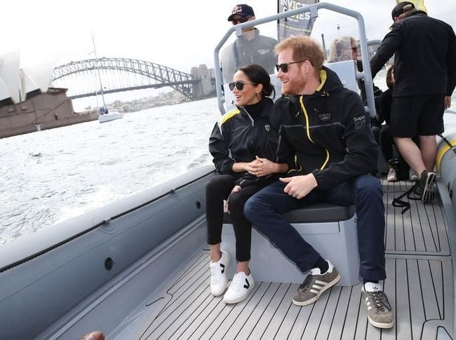Untuk pertama kalinya, Meghan terlihat memakai sneakers di kunjungan tersebut. Pilihannya jatuh pada sneakers putih yang datang dari brand Vejas Esplar. Sepatu putih Meghan ini dijual di situs Barneys. Namun, setelah dipakai Duchess of Sussex, semua ukuran sepatu seharga US$ 120 atau Rp 1,8 juta itu kini telah habis terjual dalam waktu singkat. (Foto: Getty Images)
