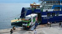 Kapal Kemanusiaan dengan 1000 Ton Logistik Berlabuh di Palu