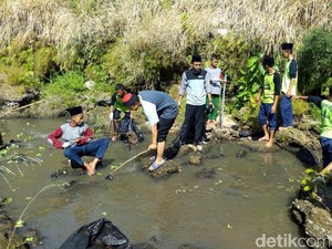 Turun ke Sungai, Ratusan Santri di Ponorogo Bersih-bersih Sampah