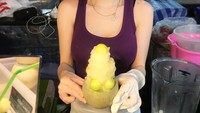Ploychanok ramai diperbincangkan. Ya, ia merupakan penjual smoothies di Ratchada Rot Fai Night Market, Bangkok.  Foto: Instagram joinyy