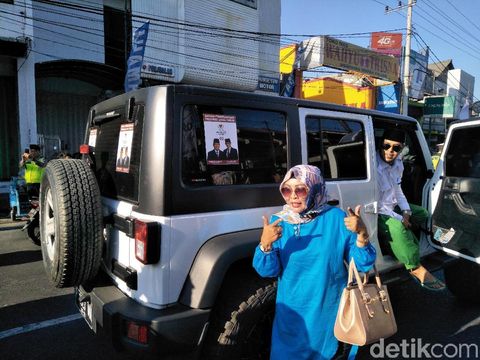 Kartika yang berfoto dengan mobil Sandi