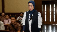 Fenny Steffy Burase hadir dalam sidang kasus korupsi Bupati Bener Meriah nonaktif Ahmadi di Pengadilan Tipikor, Jakarta, Senin (22/10/2018).