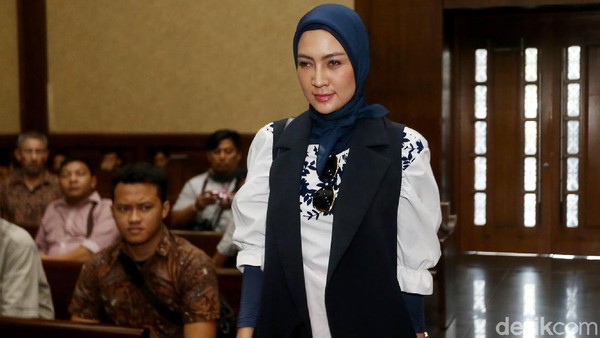Ekspresi Steffy Burase Saat Bersaksi untuk Bupati Nonaktif Ahmadi