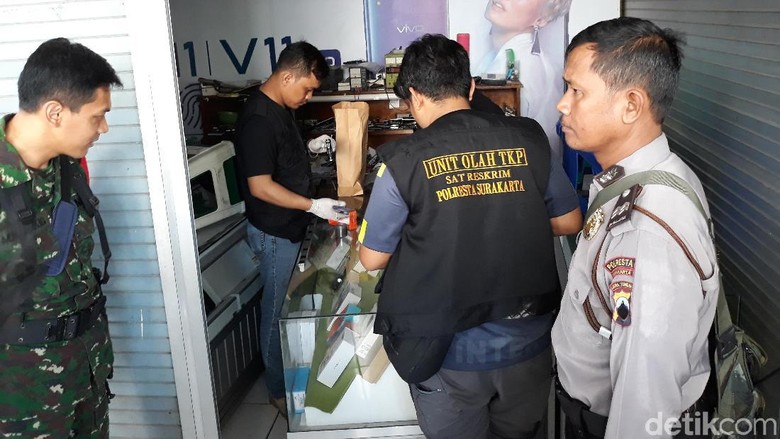Belasan Kios HP di Plaza Singosaren Solo Dibobol Maling Belasan Kios HP di Plaza Singosaren Solo Dibobol Maling
