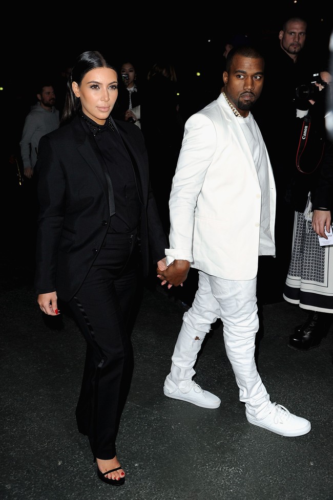 Gaya matching Kim dan Kanye dibalut setelan monokrom yang maskulin. Foto: Getty Images