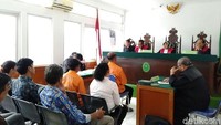Sidang putusan itu digelar di Pengadilan Negeri (PN) Bale Bandung, Baleendah, Kabupaten Bandung, Senin (22/10/2018). Mengenakan baju tahanan berwarna orange, Sansudin mengikuti persidangan dengan kepala terus menunduk.