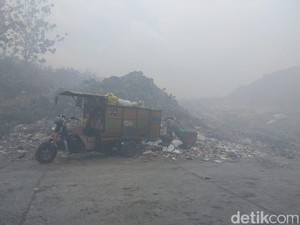 Asap Pascakebakaran TPA Putri Cempo Solo Bikin Warga Sesak Napas