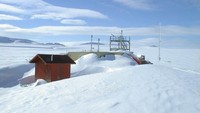 Faktanya, suhu di sana paling dingin bisa mencapai -50 derajat Celcius. Rata-rata sih setiap bulan suhunya -30 derajat Celcius. Kalau paling hangat, rata-rata cuma 7 derajat Celcius. cahaya matahari juga tidak menyinari Alert selama 4 bulan (Environment and Climate Change Canada)