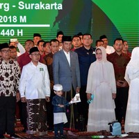 Cucu pertama Presiden Joko Widodo ini tampil stylish dengan jaket denim saat menghadiri Apel Akbar santri Nusantara di Benteng Vantenburg, Solo, Minggu (21/10/2018). Ia juga mengenakan peci putih di acara yang dihadiri 50 ribu santri tersebut. Foto: Kris - Biro Pers Setpres