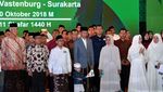 Gaya Menggemaskan Jan Ethes Saat Diajak Jokowi ke Apel Akbar Santri