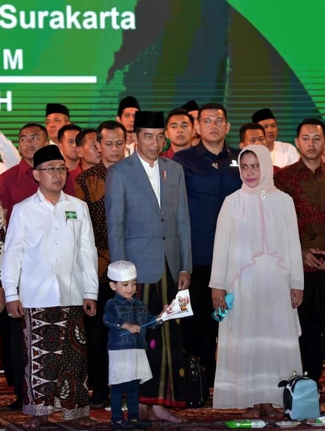 Cucu pertama Presiden Joko Widodo ini tampil stylish dengan jaket denim saat menghadiri Apel Akbar santri Nusantara di Benteng Vantenburg, Solo, Minggu (21/10/2018). Ia juga mengenakan peci putih di acara yang dihadiri 50 ribu santri tersebut. Foto: Kris - Biro Pers Setpres