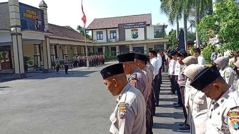 Polisi Ajak Santri Kediri Perangi Hoax dan Intoleransi Polisi Ajak Santri Kediri Perangi Hoax dan Intoleransi