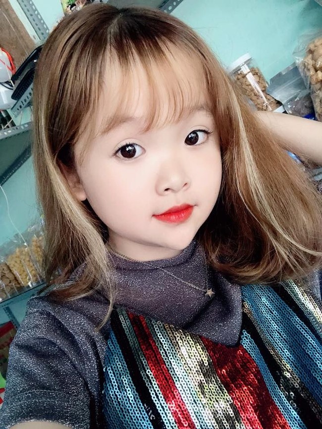 Wanita kelahiran 1999 memiliki wajah seperti anak kecil dan tingginya hanya 125 cm. Foto: Facebook