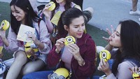 Masih di Jepang, Michelle dan beberapa temannya asyik menyantap kue bentuk karakter Minion di Universal Studio. Foto: Instagram @michellejoan