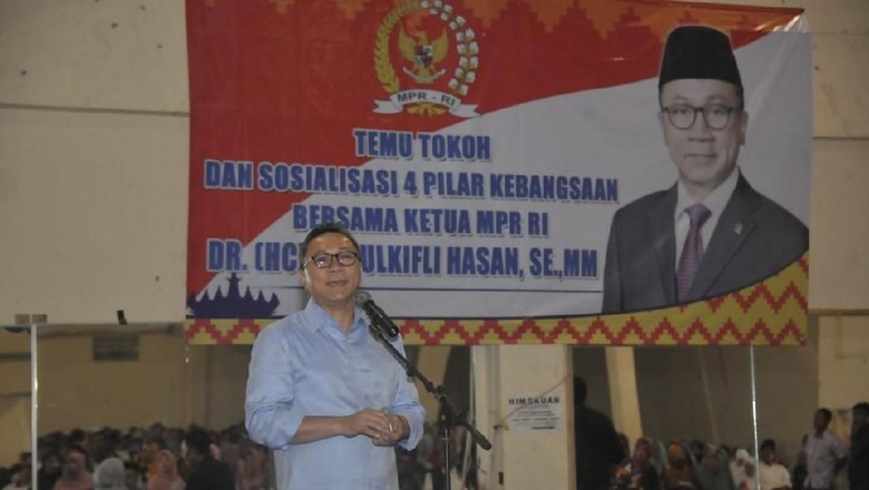 Zulkifli Imbau Masyarakat Tak Berkelahi Hanya karena Beda Pilihan Zulkifli Imbau Masyarakat Tak Berkelahi Hanya karena Beda Pilihan