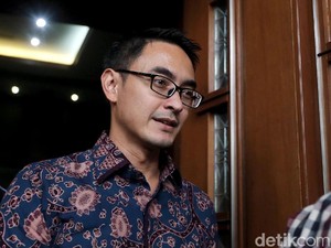 Zumi Zola Dituntut 8 Tahun Penjara