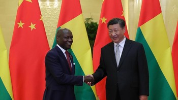 Di negara yang dipimpin oleh Jose Mario Vaz (kiri) ini, hanya 3,8% yang terkoneksi internet. Foto: Getty Images