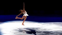 Figure Skating atau dikenal pula dengan ice skating di Indonesia merupakan cabang olahraga yang menampilkan kemahiran atlet dalam berseluncur baik perorangan, berpasangan atau beregu. Tak hanya mahir berseluncur, para atlet cabor ini pun harus mampu menampilkan gerak tubuh yang indah selama berseluncur di atas es. Seperti penampilan dari peseluncur Amerika Serikat, Starr Andrews, yang bertanding dalam kejuaraan 2018 Skate America, Minggu (21/10/2018) waktu setempat. Joe Nicholson-USA Today/via Reuters.