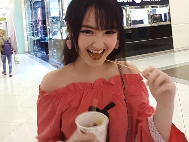 Gaya Makan Penjual Smoothies Cantik hingga Billa Barbie dari Cikarang