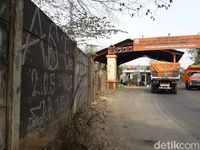 Jalan di depan gerbang masuk ke TPST Bantargebang