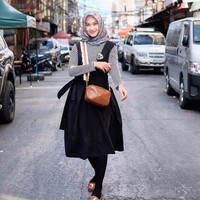 Hampir semua gaya hijab traveling Nada sangat simpel. Biasanya ia memilih pashmina atau hijab segi empat dengan penggunaan satu jarum pentul saja. Foto: Instagram/IndahNadaPuspita