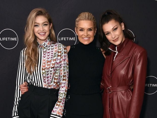 Gigi dan Bella Hadid sudah merasakan hidup mewah sejak mereka lahir. Ayah mereka Mohamed Hadid adalah seorang developer real estate dan sang bunda, Yolanda Hadid sukses menjadi model. Ia pun kini membintangi sejumlah reality show.  Foto: Getty Images