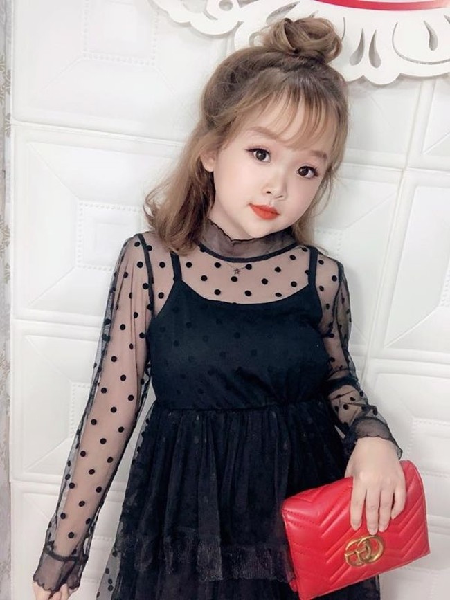 Ini penampilan Tan yang terlihat memesona dengan makeup bold dan perona bibir merah. Foto: Facebook