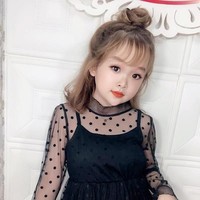 Ini penampilan Tan yang terlihat memesona dengan makeup bold dan perona bibir merah. Foto: Facebook