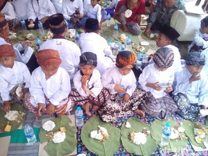 1. 240 Nasi Urap Beralas Daun Jati Disantap Santri di Kudus
