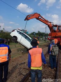 Mobil Terseret Kereta di Bandung, Pengemudi Perempuan Tewas