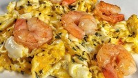 Sisa udang goreng atau lauk lain bisa jadi paduanorak-arik telur yang enak. Tinggal tambah nasi putih hangat. Foto : Instagram @running_on_key_tones