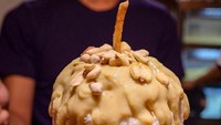 Dijamin ngiler lihat kakigori buatan Cafe Twelve di Osaka. Yang satu ini berisi ubi manis dengan kacang. Nyamm nyamm! Foto: Instagram thomasohhh