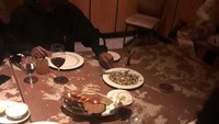 Penyanyi kelahiran Kanada ini sedang makan malam di New York. Ada setak, sosis dan roti di hadapannya. Foto: Instagram theweeknd