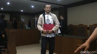 Mantan Wakil Ketua DPRD Lampung Tengah tersebut mengaku menyesal dan hampir menangis.
