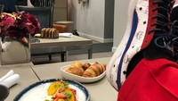 Yang ini pamer sepatu apa makanan ya? Duh, Abel kok angkat kaki di meja. Foto: Instagram theweeknd