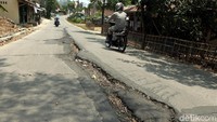 Di salah satu titik, retakan jalan cukup lebar.