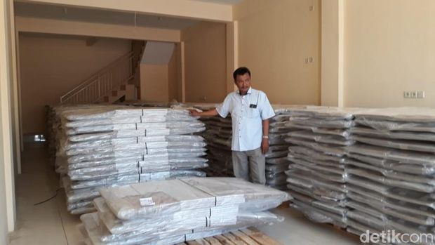 Kotak suara 'kardus' berbahan duplex.