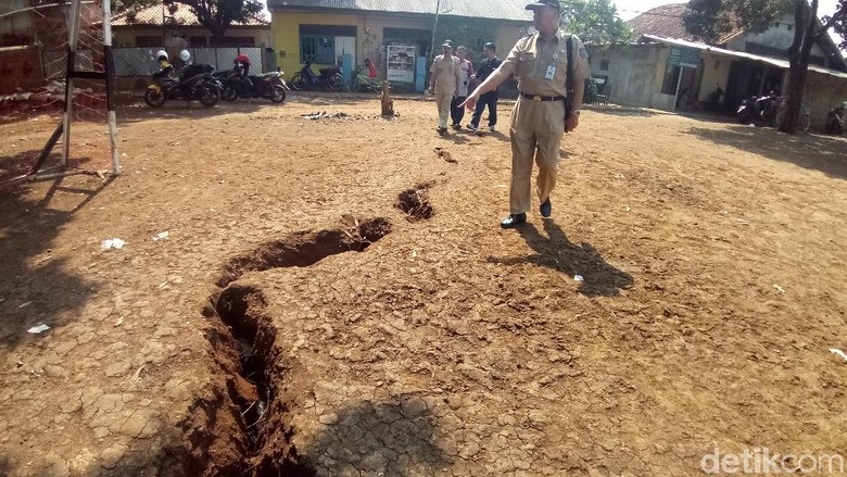 Pakar Geologi Duga Tanah Terbelah di Depok Bekas Aliran Air Pakar Geologi Duga Tanah Terbelah di Depok Bekas Aliran Air